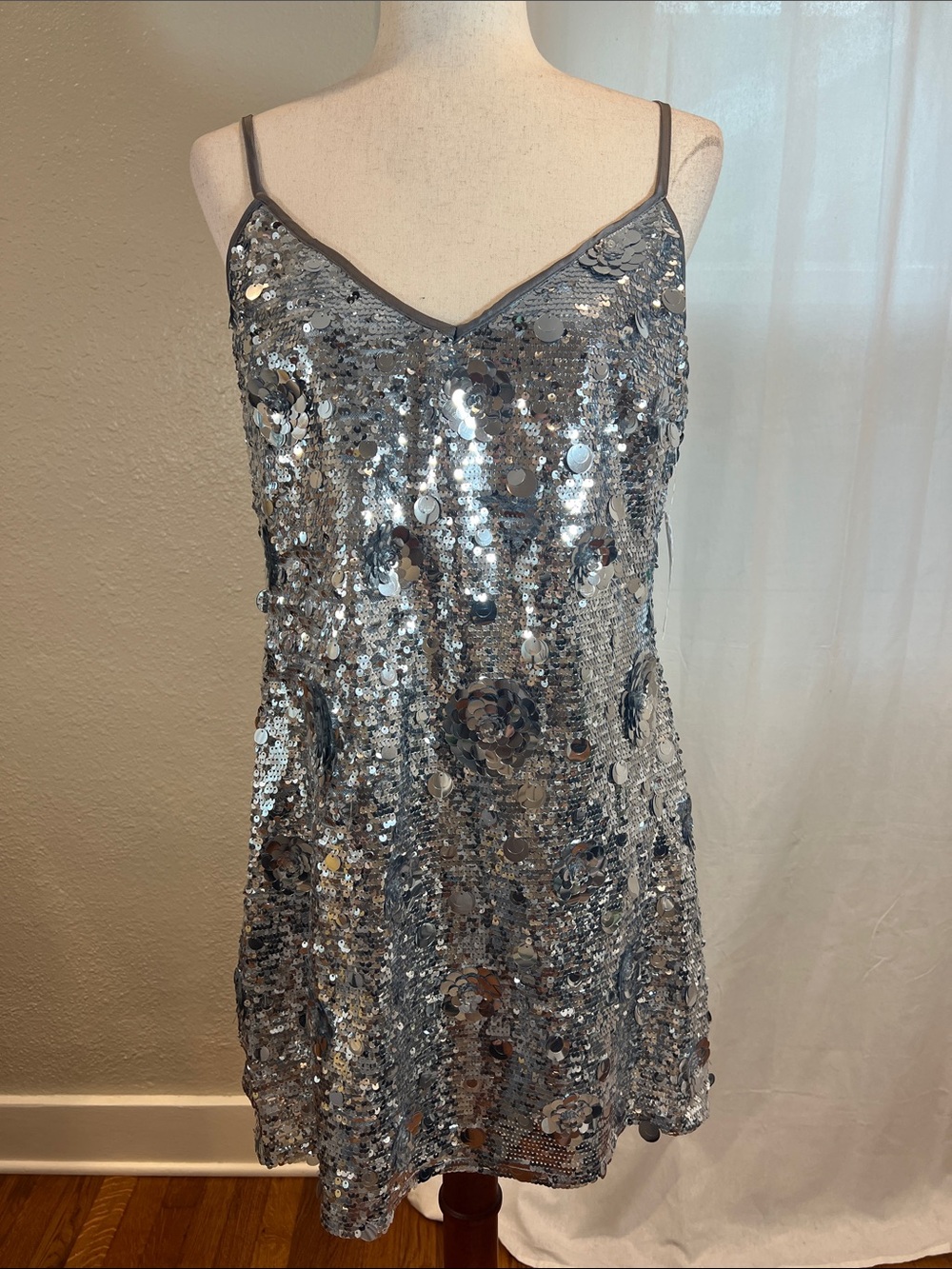 Arose Studio Silver Sequin Slip Mini Dress with V-neck & Deep V Back. Sz L. NWT